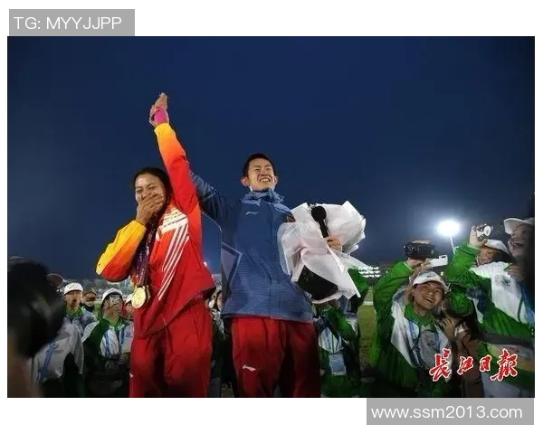 球员赛场浪漫求婚成功瞬间 感动全场观众掌声雷动